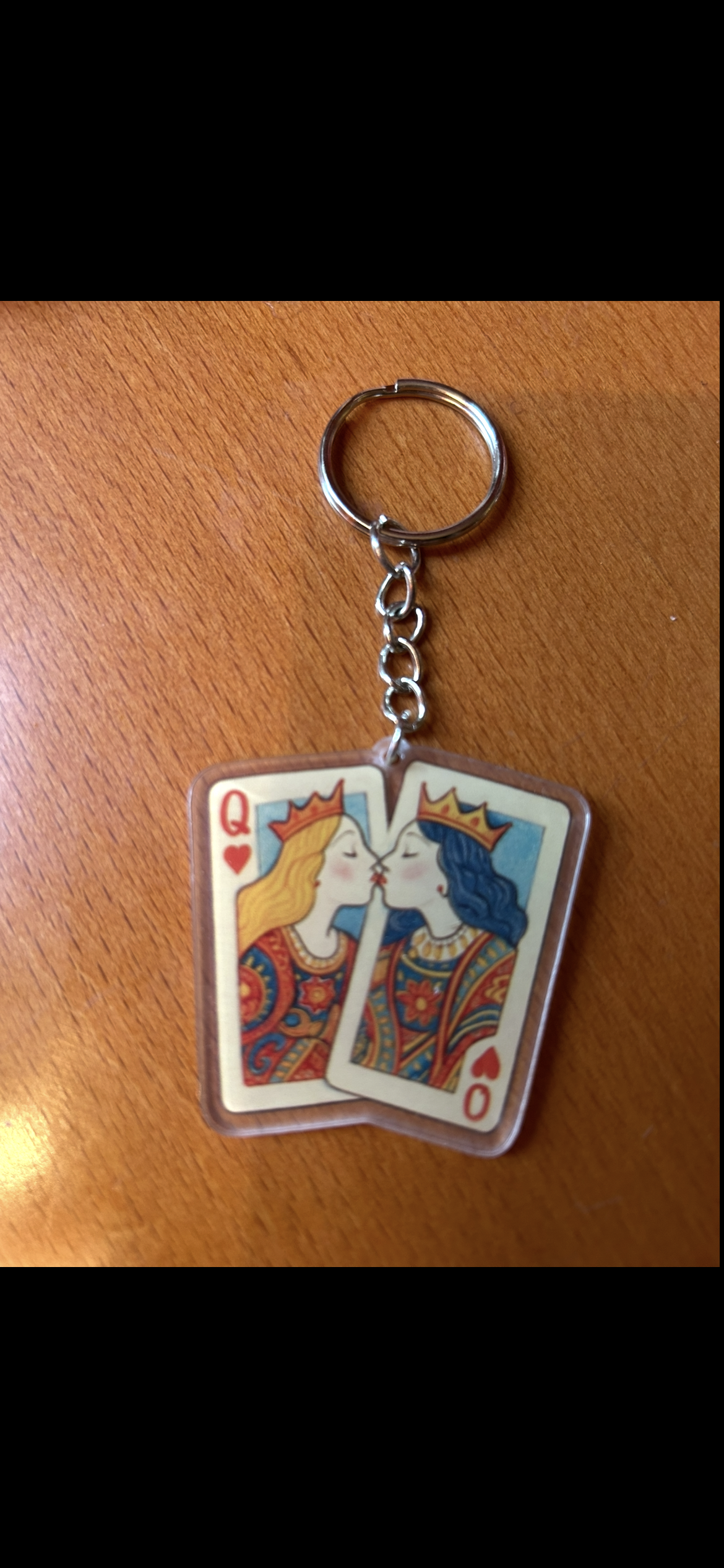 Queen Lesbian card kissing keychain